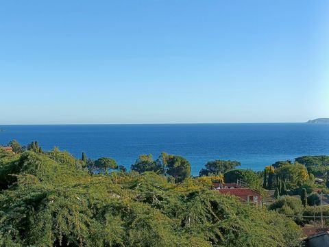 The south-facing Provencal house is just waiting to be reborn...on the Lavandou coastline, with its sandy beaches and wild creeks.... Just 500 m from a sandy beach, not far from Le Rayol Canadel, a pretty south-facing Provencal house.At the end of a ...