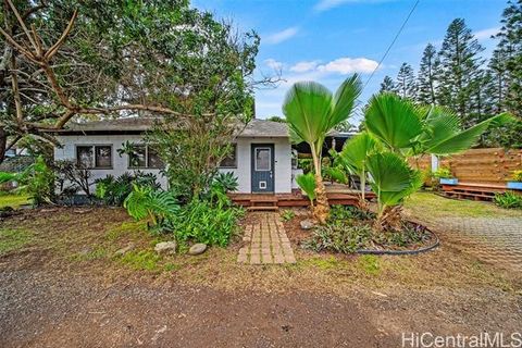 Charming country home! Recently renovated 2bedroom/1bath with versatile loft space that can act as 3rd bedroom, office, yoga or art studio. Close to schools, shopping, parks, Waialua bike path, and world-class surf spots! The house is located on Smil...