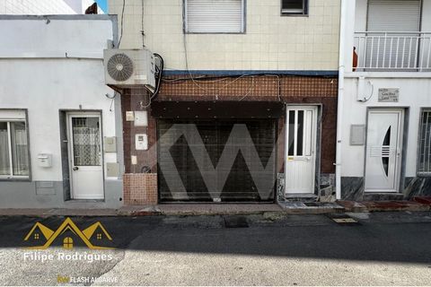 This 49.5 m2 space is a unique opportunity to acquire a commercial space, with an attractive value, to be remodeled! This commercial space was designed to meet the needs of different types of businesses. Whether for a store, an office, a gallery or a...