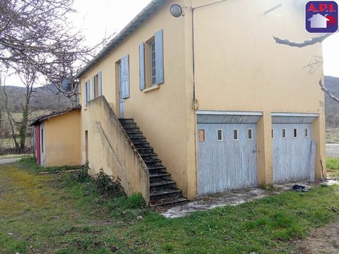 In a very quiet location with a view of the Monts d'Olmes, this house to renovate of approximately 190m² including its garage and its outbuilding located on land of almost 2000m² is just waiting for you to come back to life!! Your API Advisor Pays d'...