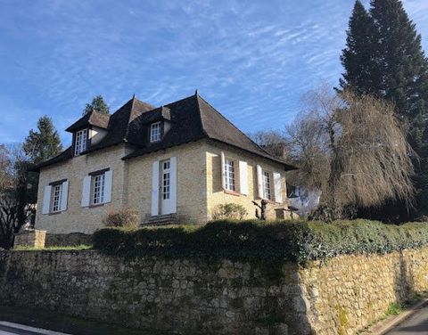 Martina Schwencke and Annet van der Spoel propose Large architect's stone house, built on a plot of 1228 m2 in a village, at the gates of the bastide circuit and the Dordogne valley. Close to all amenities and 18km from Bergerac and its airport, this...