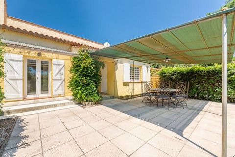 It is with pride that we present to you this vacation spot located 400 m from the legendary white sand beach of Saint-Tropez, 5 km long. This holiday home is hidden between bamboo and umbrella pines. The villa has a pretty terrace with garden furnitu...