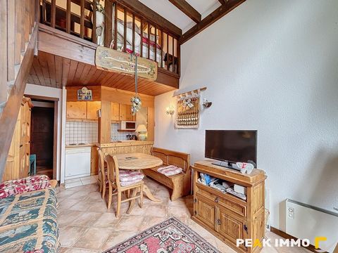 C0072TR Chamonix Mont-Blanc, in the heart of the Plaine des Praz, a duplex + mezzanine apartment, located on the 2nd floor of a sought-after residence, composed as follows: An entrance hall with cupboard, a separate toilet, a semi-open kitchen, a bri...