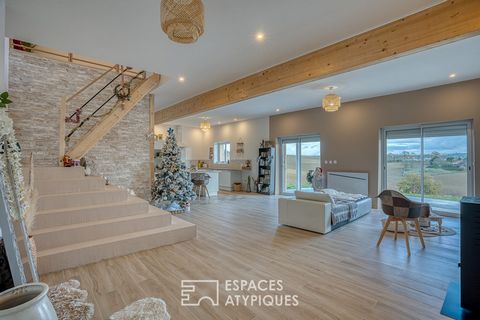 Ideally located in the heart of the Lot and Garonne countryside, this house will seduce you. by the modernity of its renovations and will bring you serenity and comfort within it. The orientation of the living space floods it with light. Due to its g...