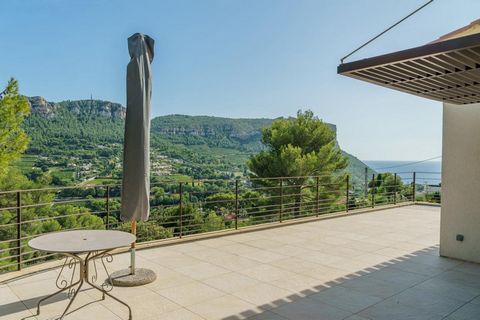 A privileged location with a wide view of the Cassidan countryside, Cap Canaille and the sea. This property located on a plot of 5565m2 still allows us to detach from the land and build a second house, which represents an extraordinary added value at...