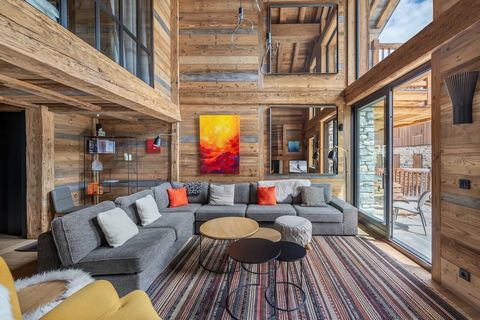 Located in the heart of the Vieux Village, just 100 meters from the ski slopes, this remarkable property is bathed in light thanks to its southern exposure and generous windows. The panoramic view of the old village, as well as the mythical peaks of ...