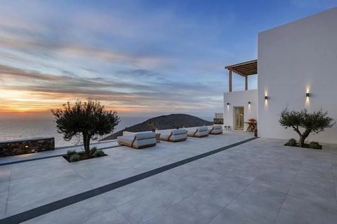 Beläget i det exklusiva komplexet Seaside Resort and Villas, på västra sidan av ön Syros, i Harasonas-Poseidonia. Denna villa, byggd på en 1 500 m² stor tomt, erbjuder mer än 200 m² boyta inomhus i två plan. Den rymmer upp till 10 personer i sina 5 s...