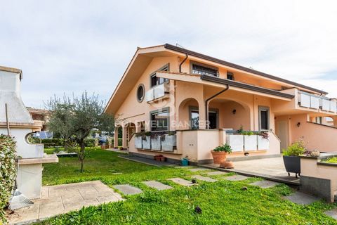 Coldwell Banker is pleased to offer you an elegant detached villa for sale in the welcoming area of Valle Muricana and precisely in Via Verdello in the exclusive La Romanica residential complex with outdoor parking and a large heated saltwater swimmi...