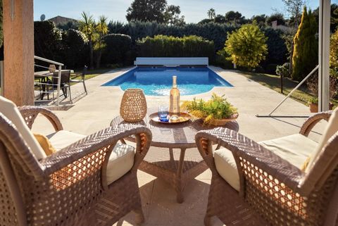 This charming villa of 265m2 in a very popular private domain with gatekeeper offers a very nice view of the hills and mountains. The villa has 4 spacious bedrooms, each with its own bathroom en-suite. The villa offers a beautiful setting for a holid...