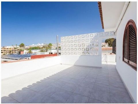 El ático se encuentra en el techo de una casa que está a 30 metros de la playa de arena Las Vistas en Los Cristianos. Tiene 3 terrazas excepcionalmente grandes al lado del mar y las montañas. Crucial sobre el sol o la sombra y disfruta del panorama d...