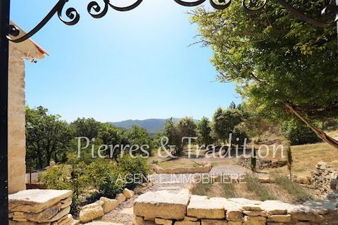 Located between the villages of Bonnieux and Lourmarin, pretty stone building completely renovated with 97 m² of living space. It consists of a large living room of nearly 50 m² with open kitchen and two beautiful en-suite bedrooms of 25 and 16 m². R...