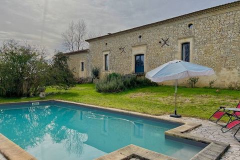 Beautiful Chartreuse nestled in a privileged environment just 5 minutes from Libourne. Unique due to its location, its view, its elegant facade, and its style, you can only succumb to its charm. On the ground floor, there is ample natural light, beau...