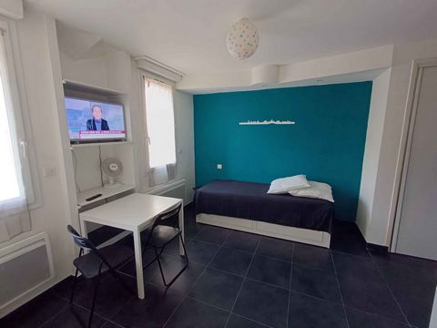 In the Mazargues district, between Prado and Luminy. Comfortable, recently renovated, fully-equipped studio in small, quiet condominium. Italian shower with heated towel rail, separate wall-hung WC, Fully-equipped kitchen (hob, extractor hood, fridge...