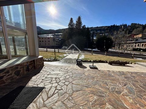 Duplex for sale in an emblematic building from 1975 in La Molina town, going up to the ski resort, just 5 minutes from the slopes. This recently renovated duplex is located on the fifth floor . It has an lift to facilitate access. It also has an unas...