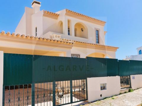Villa with excellent sun exposure, located in Burgau in a very quiet residential area. The property is presently under renovation and situated over three floors, being the ground floor, first floor and basement which are all finished. The outdoor are...