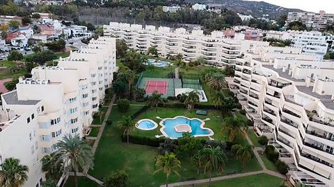 Located in Playamar. Price reduced to 440,000€!! Location location! 3 bedroom apartment in a lovely community with 4 pools, tennis courts, gym and spacious gardens. Within a few steps to the beach and all amenities. 2 bathrooms. Independent kitchen L...