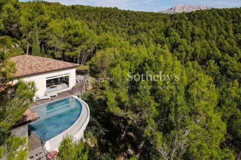 In exclusivity, sheltered from the gaze, this suspended house offers a breathtaking panorama, facing the majestic Sainte Victoire. It stretches over 300 square meters completely renovated, nestled on a plot of 4000 square meters, embellished with an ...