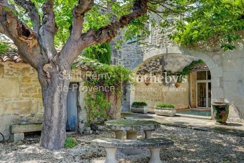 Beautiful townhouse with a lot of character, of approximately 300m2 close to the center of the village. Very spacious, garden inviting you to relax, surprising winter lounge with direct access to the swimming pool, this house offers a quality of life...