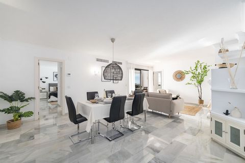 Located in Puerto Banús. Wonderful property in one of the most sought after areas of Marbella, the luxurious Puerto Banús, which is home to expensive boutiques, restaurants and bars around the marina. Christian Dior, Gucci, Bvlgari, Versace, Dolce & ...
