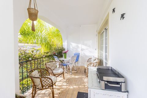 Upptäck det charmiga kustlivet med denna charmiga 2-rumslägenhet, belägen i Praia Da Luz och erbjuder en idyllisk reträtt bara 200 meter från stranden. Njut av det naturliga ljuset när denna inbjudande bostad välkomnar dig med solkyssta interiörer, s...