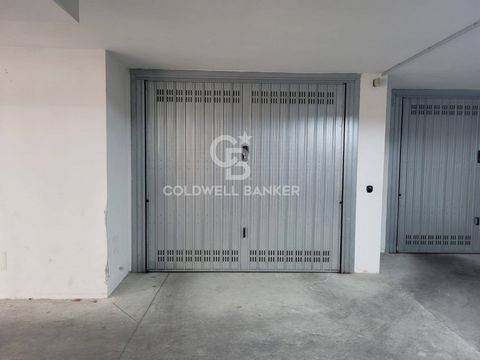 We offer for sale a garage in Agropoli, in via Deledda. The solution is part of a modern residential complex and offers a surface area of approximately 35 m2, perfect for hosting cars, motorbikes or storing your personal effects. Thanks to its locati...