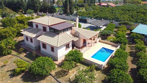 A charming southeast facing country property just 5 minutes from the centre of Alhaurín de la Torre, strategically built in the centre of a large plot of nearly 6,000m² with several fruit trees, such as avocado, medlar, orange, lemon, quince and lime...