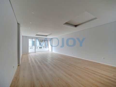 Fantastic flat for sale in Carcavelos Evolution Development, typology T3 Apartment with excellent finishes, good materials and build quality. Excellent sun exposure, lots of light, good balconies, located in one of the most desirable areas of Carcave...