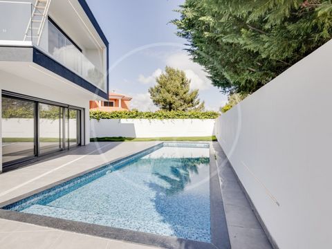 House of contemporary architecture, located in a privileged area. Floor 0: Entrance hall Room with 45 sqm, with direct access to the garden and swimming pool Kitchen with island, equipped with Siemens appliances, integrated with the living room and a...