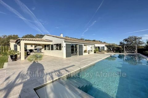 Beautiful property on 1 ha of enclosed land, quiet with panoramic views of the vineyards and the countryside of plan de la tour, consisting of an entrance, guest toilet, living room with fireplace, dining room, a large fitted kitchen opening onto on ...