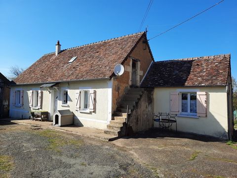 Gelijkvloerse boerderij op het platteland gelegen tussen Le Grand-Lucé en Bessé-sur-Braye. Dit huis bestaat uit een open keuken naar de woonkamer, een woonkamer, een doucheruimte, toilet, twee slaapkamers, een bijkeuken en een mooie in te richten zol...