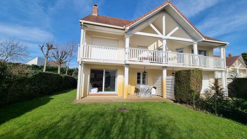 Stella Habitat offers you, in Le Touquet, in a superb secure domain located in a green shackle, this beautiful apartment type 2 rooms + cabin on the ground floor. Entrance, cabin area with window, pantry, living room overlooking the terrace and the p...