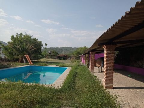 Do you want a new, quiet way of life? Invest in a property that can be a friendly business and allows you to live close to nature and tranquility. -One level. -With temazcal. -Close to the archaeological site of Xochicalco and other tourist attractio...