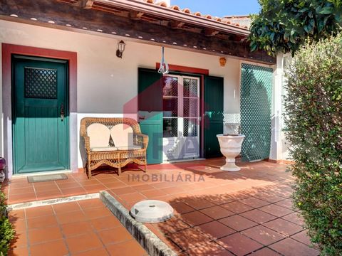 Townhouse located in Pinhal in Óbidos. With 2 bedrooms, one of which is in the basement, living room, semi-equipped kitchen, 1 bathroom, sunroom and outdoor space. Basement used with another living room and 1 bedroom with the dimensions of the upper ...