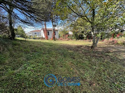 Sainte Foy les Lyon. Quiet, beautiful flat land of 500m2. The footprint area is important and makes it possible to build a large two-storey house. The viabilities are close to the plot. Ideally located towards the hospital, you have buses, shops and ...