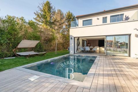 EXCLUSIVE - DARDILLY LE HAUT - Located in direct proximity to motorway access, in a quiet and residential area, this property with 6 rooms was built in 2022. It consists of a pleasant living room, a living room, a dining room with adjoining equipped ...