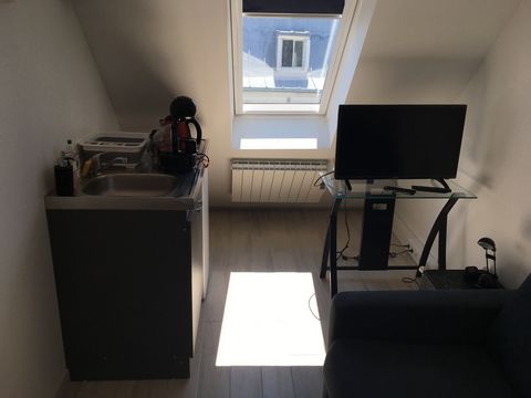 New Apartment/Studio in the center of Paris. Nice bathroom with big walk-in Shower (1.20m). 7 minutes walk to three metro lines, 3 stops from Opera station / 2 stops from Republique station, Quiet but in the middle of lively neighborhood (bakery, sup...