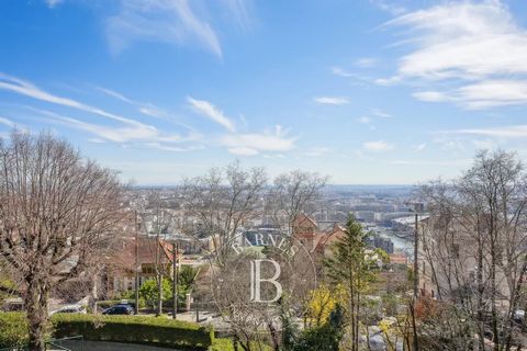 VALIOUD. In an area overlooking the city and the rivers, a 15-minute walk from Perrache train station, this house has 220 m² on 3 levels. It benefits from a triple exposure and a panorama of the Alps. The main level, surrounded by terraces, has a bea...