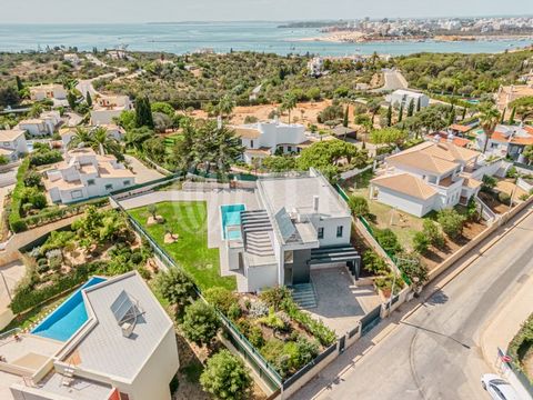 Maison 5 pièces de 541 m2 de surface brute de construction, avec piscine, insérée dans un lot de terrain de 1 479 m2, à Ferragudo, Lagoa, Algarve. Elle est constituée de trois étages, l'étage d'entrée comprenant un bureau, quatre grandes suites orien...
