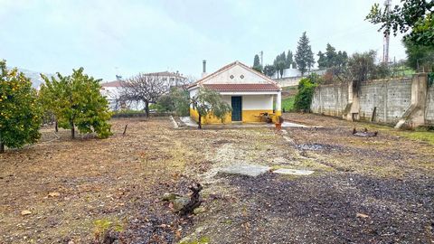 961m² urban plot in Tolox. The plot currently has a house built on it, but it requires a total structural reform to be able to live in it. The plot is fully fenced with some fruit trees and offers wonderful views of the town and the mountains. It has...