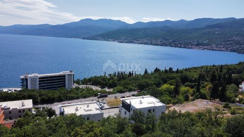 Location: Primorsko-goranska županija, Rijeka, Costabella. COSTABELLA, BIVIO, KANTRIDA - luxury penthouse with panoramic sea view We offer a penthouse of 185.60 m2 located in a building with 5 separate residential units: consists of living room, kitc...