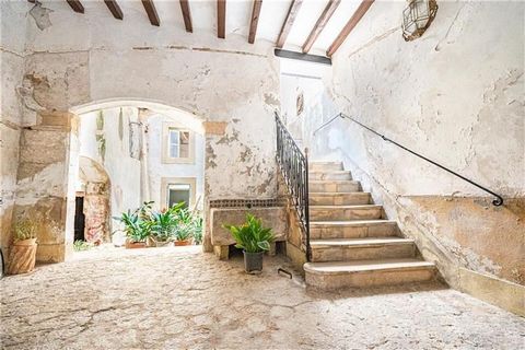 Heritage-listed building in Sa Calatrava, 635.35m2 approx. on 4 floors, in a Gothic-Baroque building. It preserves Mudejar art and various sculptural elements. Mallorcan patio, staircase, fireplace, well, cistern. To be completely reformed.