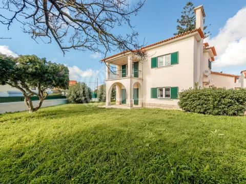 5-bedroom villa with a total construction area of 245 sqm, with a garage and garden, offering sea views in Bairro das Avencas, located on a 767 sqm plot of land in Parede, Cascais. The ground floor features an entrance hall, a living room with a fire...