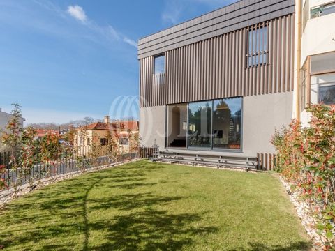 4-bedroom villa with 377 sqm of gross construction area, garden of approximately 80 sqm, and garage, located in a gated community of villas on Rua dos Salazares, Porto. The villa is distributed as follows: On the ground floor, there is a garage for 2...