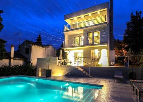 Super-villa de construction moderne à vendre à Rovinj ! Il est situé à seulement 250 mètres de la mer et bénéficie d'une vue mer à travers la verdure ! La surface totale est de 250 m². Le terrain est de 700 m². La villa dispose d'une piscine extérieu...