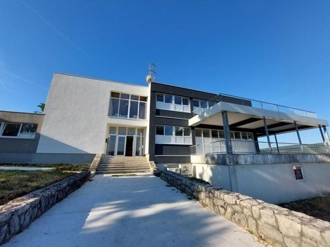 Motel for sale between Pazin and Labin! Area of 1025 sq.m. Capacity - 70 beds. Complete adaptation of 2022 (year of construction - 1968. Entering the main entrance of the hotel, we arrive at the reception, which is located in a spacious hall that fir...
