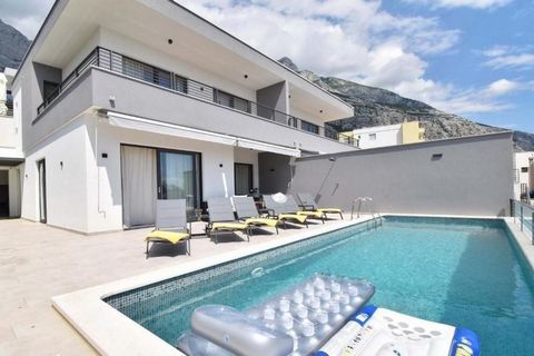 A beautiful newly built semi-detached villa with a sea view in Makarska, Veliko brdo area! Distance from the beach is cca. 900-950 meters. It is an area of luxury villas above Makarska. The property was built a few years ago and consists of two house...