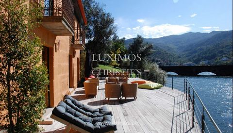 Mit Blick auf das Douro-Tal, diese reizende Gruppe von vier Häusern befindet sich auf dem rechten Ufer des Flusses, mit schönen Gärten in einer ländlichen Gegend von Verführung pur. Das Projekt des Hauses verbindet Modernität mit der Seele des portug...
