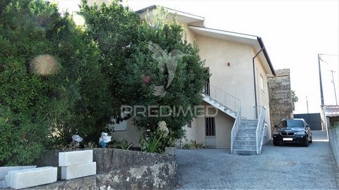 House of 4 fronts, with ground floor and first floor. Consisting of the first floor by 3 bedrooms, 2 bathrooms, living room with fireplace, equipped kitchen, pantry. Balcony. It also has attic with access by stairs, which can be used. On the R / C, l...