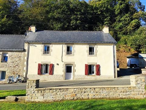 On the edge of Guémène sur scorff, renovated house with large plot, 2 to 3 bedrooms, large quiet living room close to amenities. The house comprises on the ground floor, large living room with fireplace and exposed beams of about 31 m2, kitchen with ...
