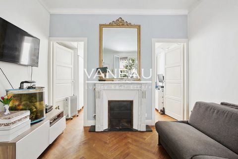 I hjärtat av den mycket eftertraktade och livliga stadsdelen Montorgueil erbjuder Vaneau-gruppen dig, på 2: a våningen i en gammal byggnad, en vacker tvårumslägenhet med en yta på 25,61 m² Loi Carrez. Denna fastighet har ett vardagsrum med ett öppet ...